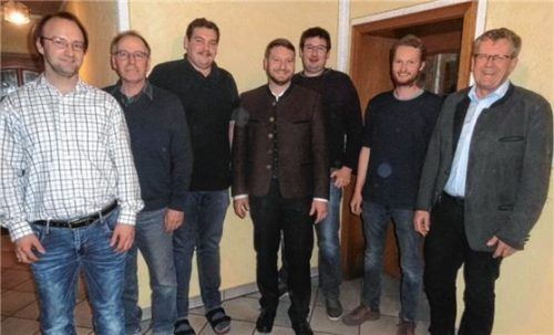 Die neu gewählte Vorstandschaft: (von links) Franz Rummelsberger, Malte von Beerfelde, Elias Hüttl, Dionys Schweiger, Mathias Demmel, Mathias Berger gemeinsam mit Bürgermeister Georg Weigl. Foto hengstberger