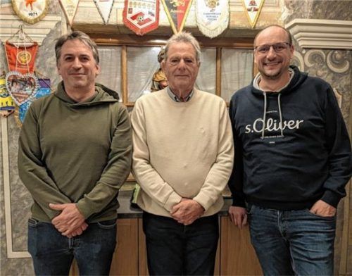 Die neue Abteilungsleitung bei den Tennisspielern des Sportbunds Rosenheim: Wolfgang Prams (Mitte) übergibt sein Amt an Mattias Roser (links). Michael Raidt bleibt Stellvertreter.Foto Sportbund Rosenheim