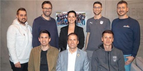 Die neue Abteilungsleitung der Bernauer Fußballer: (stehend von links) Tobias Hollnaicher, Christian Hügel, Fanny Albersinger, Matthias Hartl, Stephan Berger sowie (sitzend von links) Andreas Saldivar, Donat Steindlmüller, Thomas Wendlinger.Foto re