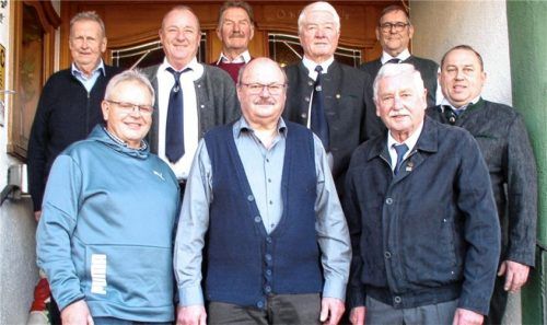 Die neue alte Vorstandschaft: (vorne, von links) Sebastian Schauer, Hans Reiter und Vorsitzender Paul Reineke sowie (hinten, von links) Eduard Schreitter, Thomas Schmidpeter, Stephan Schlaipfer senior, Sebastian Baumann, Johann Mayer und Christian Aimer. Foto re