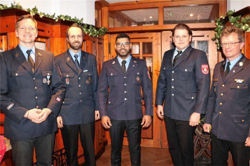 Die neue Führungsmannschaft der Feuerwehr Aschau: Kommandant Markus Vordermayer (Zweiter von rechts) und seine beiden Stellvertreter Marco Weisser (Dritter von rechts) und Josef Meier (Zweiter von links) mit Bürgermeister Simon Frank (links) und Kreisbrandmeister Stefan Pfliegl (rechts). Foto Rehberg