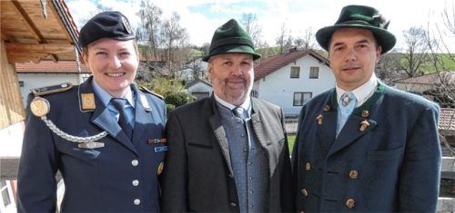 Die neue Führungsspitze der Vereinigten Krieger- und Soldatenkameradschaften des Chiem- und Rupertigaus mit Vorsitzendem Anton Linner (Mitte), dem Zweiten Vorsitzenden Markus Schupfner und der Schriftführerin Elisabeth Schmid. Foto  Müller