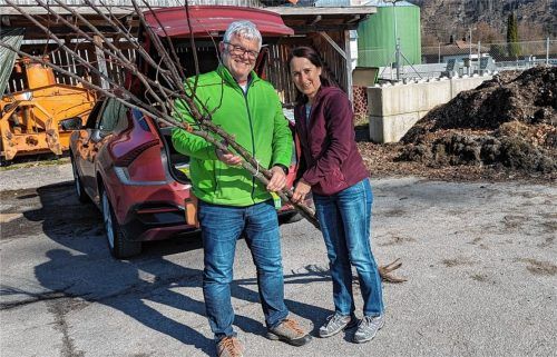 Die neue Obstbaumbesitzerin Rita Ortlepp erhält von Stephan Helmstreit ihre Zwetschge.Foto Hoffmann