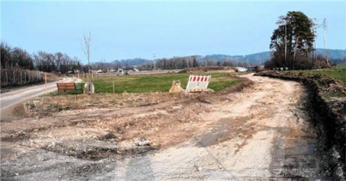 Die neue Trasse entlang des Dammes soll im Frühjahr asphaltiert werden. Foto Merk