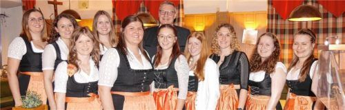 Die neue Vorstandschaft der Alztaler Dirndlschaft: Maria Aicher (Beisitzer), Monika Estaller, Eva Kirmeier, Maria Käsmeier, Daniela Neudecker, Bürgermeister Martin Lackner, Lisa Sandner, Magdalena Christof, Teresa Disterer, Lena Wastlhuber und Maria Schauer (von links). Foto Gillitz