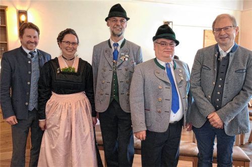 Die neue Vorstandschaft der „Isentaler“ Ampfing mit (von links) Bürgermeister Josef Grundner, Schriftführerin Stilla Lechner, Vorsitzendem Sepp Sperr, Zweitem Vorsitzenden Adi Pointl und Kulturreferent Hans Peter Kohlschmid. Foto stettner