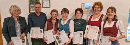 Die neuen Träger der Ehrennadeln (von links), Petra Widhammer, Simon Reimeier, Lisbeth Weinmann, Christa Holzmair, Gabriele Stigloher, Theresia Gschwendtner und Alexandra Larisch, präsentieren die Urkunden. Foto re