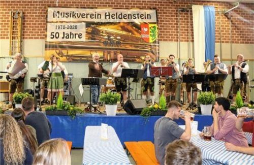 Die Oktoberfestkapelle „Die Heldensteiner“ mit Ehrenkapellmeister Bert Hansmeier. Foto klien