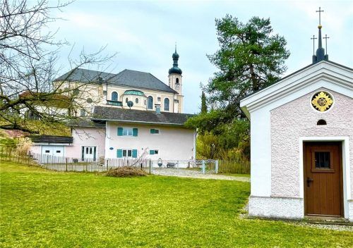 Die ortsplanerische Gestaltung der Grundstücke am Dorfweiher ist ein wichtiges Anliegen in Breitbrunn. Der Gemeinderat hat sich in seiner jüngsten Sitzung daher informiert, wie das Ortsbild geschützt bleibt. Foto hin