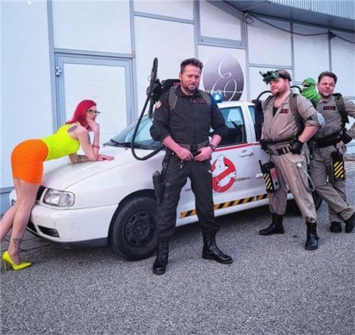 Die Parapsychologen Dr. Peter Venkman, Dr. Raymond „Ray“ Stantz, Dr. Egon Spengler, Winston Zeddemore und ihre Sekretärin Janine Melnitz kommen nach Waldkraiburg. Foto Cinewood