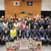 Delegation besichtigt Rathaus in Japan