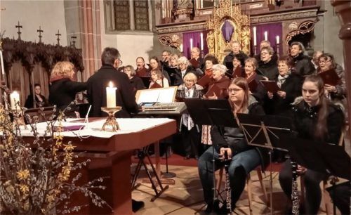 Die Sänger der Singgemeinschaft Obing und des Kirchenchors Obing unter der Leitung von Sepp Beck ließen den Ernst des Passionsgeschehens spüren.Foto graichen