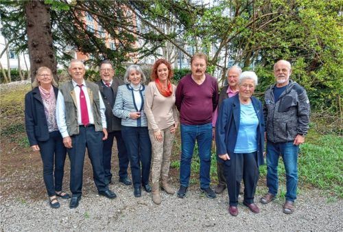 Die scheidenden Vorsitzenden (von links) Anna und Otmar Kießling sowie der Bezirksvorsitzende Anton Brenner ehrten Annemarie Rieder, Maria Bittl, Wilfried Kriegel, Jakob Schöberl, Klara Weiss und Franz Brandner für deren langjährige Vereinszugehörigkeit. Foto Rauchklub Bad Aibling