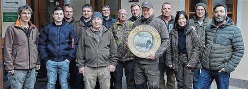 Die Schnaitseer Teilnehmer des Hegering-Schießens in Unken mit Hegeringleiter Christian Lackmaier (links) und dem diesjährigen Scheibengewinner Lars Richrath. Foto unterforsthuber