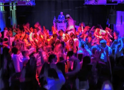Die Schüler am Gymnasium in Raubling feiern in Schwarz und Weiß. Foto re