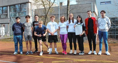 Die Schüler des P-Seminars Wirtschaft und Recht am Gymnasium Waldkraiburg mit der stellvertretenden Schulleiterin Eva-Maria Deinböck (Mitte). Der von ihnen organisierte Sponsorenlauf findet am 16. April statt.Foto Huckemeyer