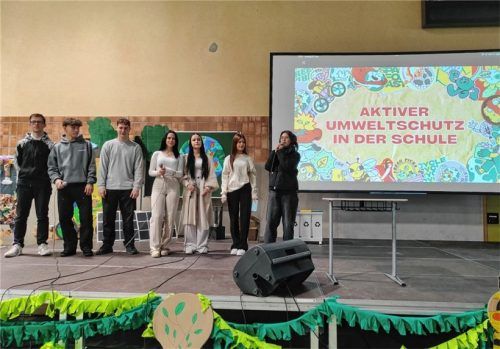 Die Schülerinnen und Schüler des Moderationsteams (oben) heißen das Publikum herzlich willkommen zur diesjährigen Veranstaltung der Johann-Rieder-Realschule: „Aktiver Umweltschutz in der Schule“. Foto Markus Hittinger