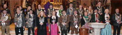 Die Schützen zogen in Tracht und mit Schützenketten in die Kirche ein. Foto Bachmaier