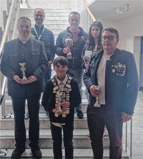 Die Schützengesellschaft ehrte (hinten, von links) Florian Brandmeier, Christopher Cupo, Lena Weigl sowie (vorne, von links) Felix Eberle, Rouven Fliehmann und Werner Gmeiner, sowohl für langjährige Mitgliedschaften als auch für erfolgreiche Ergebnisse. Foto re