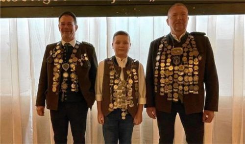 Die Schützengesellschaft Wendelstein aus Bad Feilnbach schoss an vier Abenden ihre Königswürde aus: Am Ende standen (von links) als Schützenmeister Markus Rastinger, als Jugendkönig Josef Schatzeder und als Schützenkönig Christian Kneist fest.Foto re