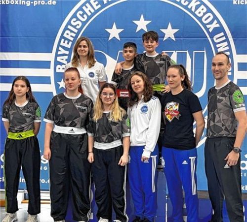 Die sieben Kämpfer vom Kampfsport Team Kramer feierten in Bindlach sieben Medaillen.Foto re