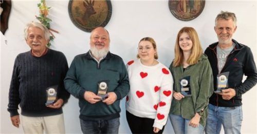 Die Sieger der Wertungsklassen mit (von links) Alfred Wagner, Andreas Kaisser, Martina Kaisser, Luisa Wimpersinger und Josef Moser. Foto wagner
