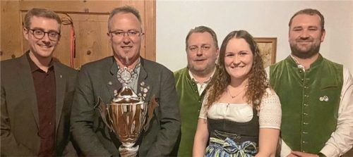 Die Sieger des diesjährigen Pfarrpokalschießens mit (von links) Kaplan Tobias Pastötter, Schützenmeister Thomas Söll, SG Einigkeit Salmanskirchen, Anton Gatterhuber, SV 1925 Stefanskirchen, Hedwig Huber, Vorsitzender SG Einigkeit Salmanskirchen und Bernhard Marschmann, SV 1925 Stefanskirchen. Foto Stettner
