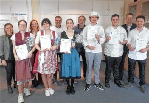 Die Sieger des Wettbewerbes: (vorne, von links) Barbara Mitterer, Sandra Jastrzebska, Serena Bassignana, Jakob Hentrich, Maximilian Teuber und Dennis Häfener sowie (hinten, von links) das Organisationsteam mit Katharina Hermann, Doris Kallinger, Markus Hergesell, Franz Schrenk und Schulleiter Friedrich Ebertseder.Foto maier