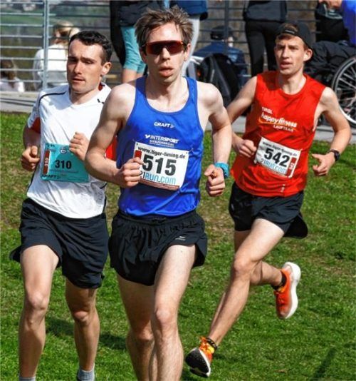 Die Sieger im Hauptlauf der Männer: Ein hartes Rennen lieferten sich Michael Eder (Mitte), Samuel Demetz (links) und Anian Rottmüller (rechts).Foto Ludwig Stuffer