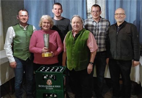 Die Siegermannschaft „Lehner’s“: (von links) Vorsitzender Hans Haider mit Rosa Schönhuber, Michael Schönhuber, Alfons Schönhuber und Michael Schönhuber sowie Bürgermeister Alfons Mittermaier. Foto RE