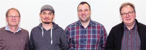 Die siegreichen Kartler, eingerahmt von den beiden Vorsitzenden: (von links) Peter Schillmaier, Benjamin Bachmeier, Stephan Goldbacher und Konrad Bauer. Foto Schillmaier