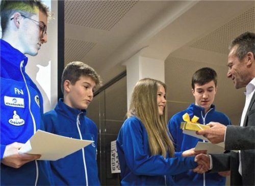 Die Sportschützen (von links) Fabian und Maxi Neumaier, Carina Ott und Matthias Huber wurden als deutsche Meister im Stockschießen von Bürgermeister Franz Stein (rechts) geehrt. Foto günster