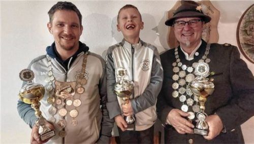 Die strahlenden Könige: (von links) Andreas Lichtlein, Quirin Hangl und Martin Soller.Foto re