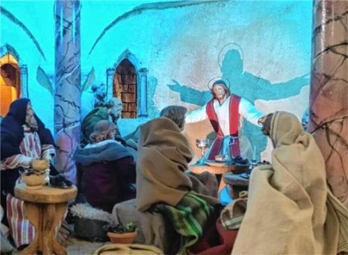 Die Szenerie des letzten Abendmahls. Die erhobenen Hände Jesu sind als dramatisches Schattenbild auf der Wand dahinter zu sehen.Foto Centa Friedrich