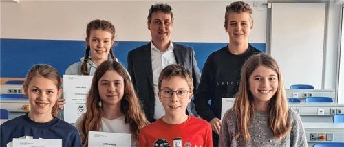 Die Teilnehmer der Mathe-Olympiade gemeinsam mit dem stellvertretenden Schulleiter Philipp Wölfl.