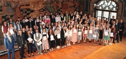 Die Teilnehmer der Staatspreisverleihung im altehrwürdigen Wasserburger Rathaussaal. Foto Landratsamt Rosenheim