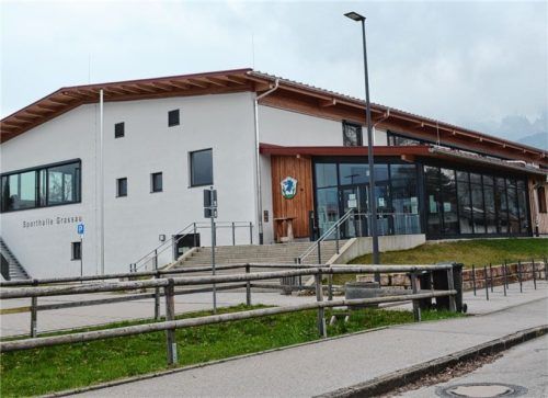 Die Turnhalle der Marktgemeinde Grassau ist immer noch geschlossen. Schüler und Sportler warten darauf, hier endlich spielen zu können. Foto Eder