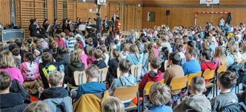 Die Turnhalle wurde zum Konzertsaal: Rund 400 Kinder der Luitpold-Schule erhielten durch die „Neue Philharmonie“ Berlin einen Einblick in die Ballettmusik.Foto Baumann