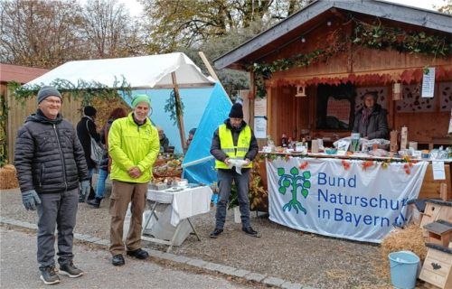 Die Verantwortlichen der Ortsgruppe: (von links) Schatzmeister Reinhold Beer, die beiden Vorsitzenden Alois Dirnaichner und Christine Lechner sowie Schriftführerin Maria Dirnaichner im Infostandhäuschen.Foto re