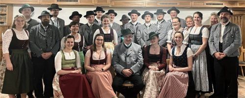 Die Verantwortlichen im Vorstand und Ausschuss des Wasserburger Trachtenvereins „Almrausch“ nach der Wahl.Foto re