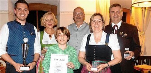 Die Vereinsmeister 2023/24 des Schnaitseer Schützenvereins: (von links) Philipp Löffelmann, Angelika Sewald-Löffelmann, Elias Deibl, Christian Sewald, Christine und Arno Prexl. Es fehlt Sabine Prexl.Foto unterforsthuber