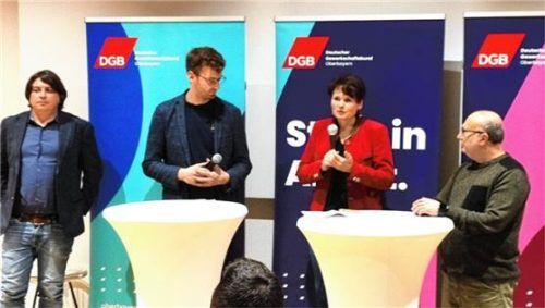 Die Vertreter des Deutschen Gewerkschaftsbundes (von links) Michael Huber-Himmel, Rechtsanwalt Arbeitsrecht, Andreas Reinhagen, Gewerkschaftssekretär Ver.di sowie Tatjana Fuchs, Gesellschaft für gute Arbeit und Betriebsrat Yakub Bulut im regen Austausch.Foto auer