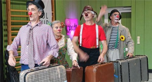 Die vier Clowns Chachwi, Waschli, Kitri und Scheppi (Georgia Huber, Stefan Knoll, Andreas Schantz und Alex Strauß) kamen mit vier gut gefüllten Koffern. Foto Rehberg