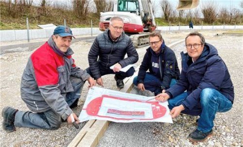 Die vier „Tartanbahn-Musketiere“ bei einer Lagebesprechung vor Ort: (von links) Switelsky-Vorarbeiter Helmut Kreuzer mit Landschaftsarchitekt Harald Hell, SVB-Vize Hannes Dörnberger sowie Bauleiter Wolfgang Götz. Foto Neuwirth