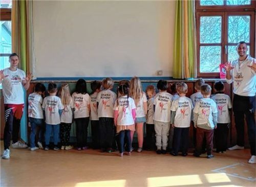 Die Vorschüler präsentieren ihre Tigerhasen-T-Shirts. Foto re