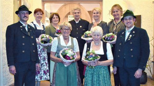 Die Vorsitzenden Anton Mayer junior (rechts) und Georg Hölzl (links) mit den Geehrten: (hinten, von links) Brigitte Strohmayer, Elisabeth Millkreiter, Franz Hausmann, Inge Jaksch und Anke Regnauer sowie (vorne, von links) Anneliese Plenk und Erna Gissibl.Foto Donhauser
