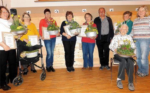 Die Vorsitzenden des Gartenbauvereins Waldhausen, Maria Lederwascher (rechts) und Hans Schmid (Dritter von rechts), ehrten (von links) Luise Dotzauer, Maria Kailer, Maria Steckermeier, Anni Pichler, Rosmarie Knöckl, Martina Scheitzeneder und Perpetua Bauer (vorne) für ihre 40-jährige Mitgliedschaft.Foto unterforsthuber