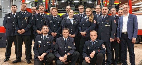 Die Vorstandschaft der Feuerwehr mit stellvertretendem Kommandanten Mario Englmeier (vorne, links), Kommandant Andreas Englmeier (hinten, links) Vorsitzender Vera Hildebrandt (hinten, Sechste von rechts) und Bürgermeister Robert Pötzsch (rechts). Foto seitz