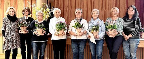 Die Vorstandschaft mit Rosina Maron (links) und Luitgard Graßl (rechts) ehrte Luise Lee (von links), Theresia Schweiger, Christa Weber, Maria Vogl, Hermine Irl und Elisabeth Thaler.Foto unterforsthuber