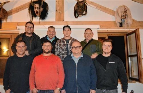 Die Vorstandschaft: (von links hinten) Kassier Wolfgang Petry, Schriftführer Ronni Schwabe, Vorsitzender Mäx Meindl junior und sein Stellvertreter Momo Weberegger sowie (von links vorne) die Beisitzer Max Meindl senior und Andi Meindl, Jugendwart Andi Schirmer und Beisitzer Kevin Homm.Foto Eder